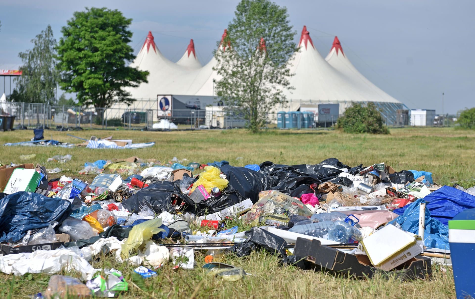 Mehrere Firmen und viele Helfer beseitigen seit Montag mehr als 100 Tonnen Müll in Pouch.