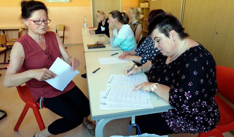Sekretärin Petra Müller (im Vordergrund rechts) rechnet mit Roswitha Gresse (links) die Punkte der sieben Teilnehmer zusammen.
