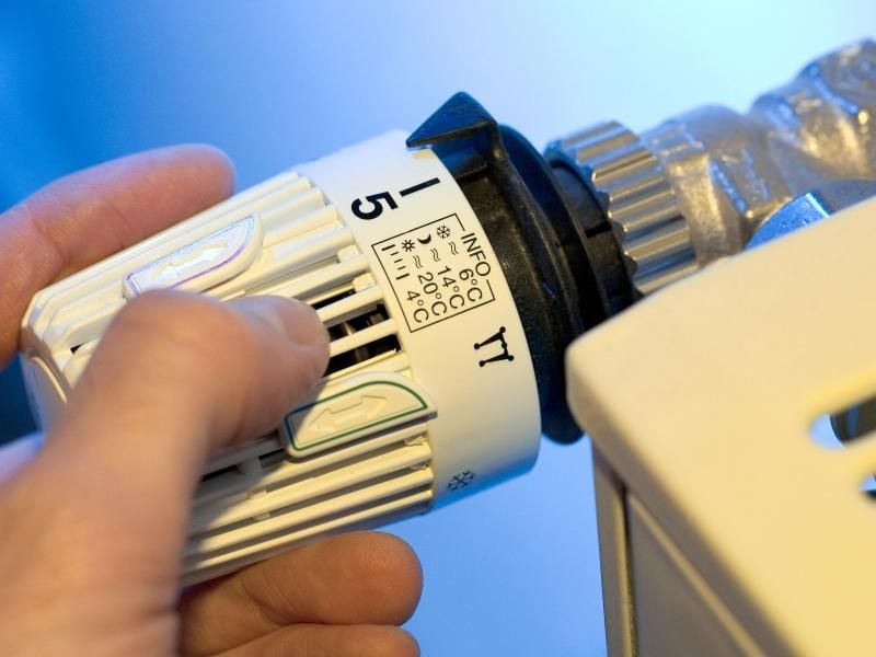 Tapezieren hinter dem Heizkörper? Das muss nicht sein. Streichen in der Tapetenfarbe reicht völlig aus. Foto: Friso Gentsch