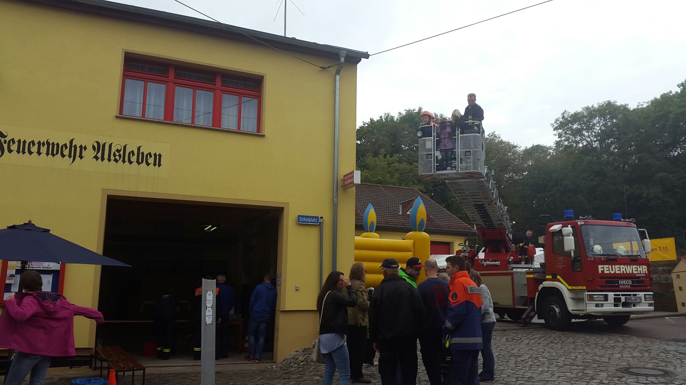 Beim 20. Tag der offenen Tür der Freiwilligen Feuerwehr Alsleben gab es auch eine Hüpfburg.