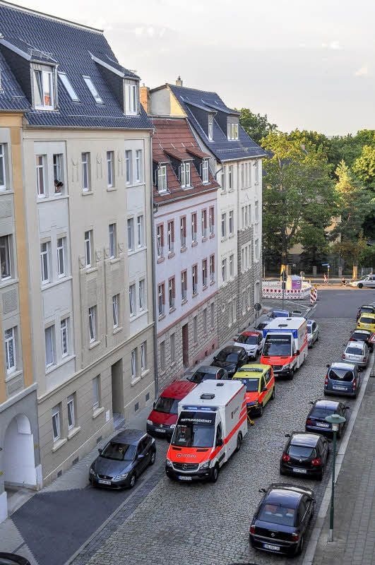 Aufgebot von Rettungswagen in der Lutherstraße: Für die beiden Verstorbenen kam jede Hilfe zu spät.