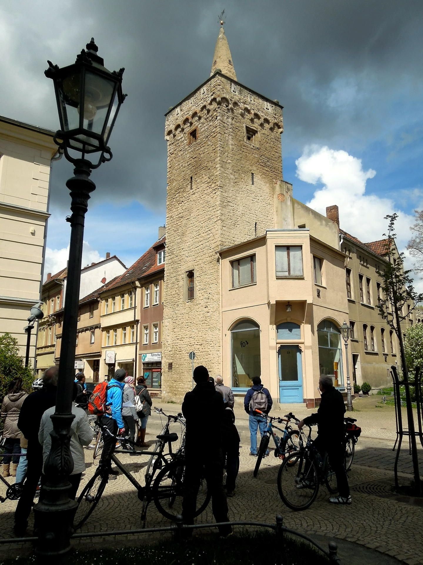 Der Rabenturm in Aschersleben wurde 1442 erbaut, ist 31 Meter hoch und wird von einem Steinhelm gekrönt.