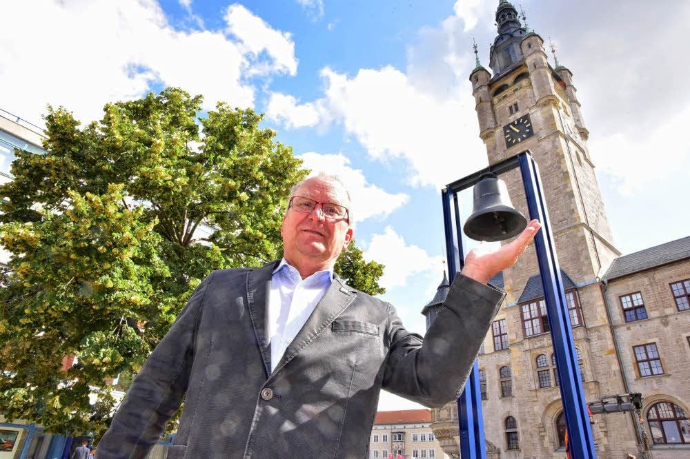 Lothar Ehm vom Kuratorium Friedensglocke Dessau hat die Friedensglocke nach Dessau zurück gebracht - saniert. Man kann jetzt sogar die Schrift auf der Glocke lesen.