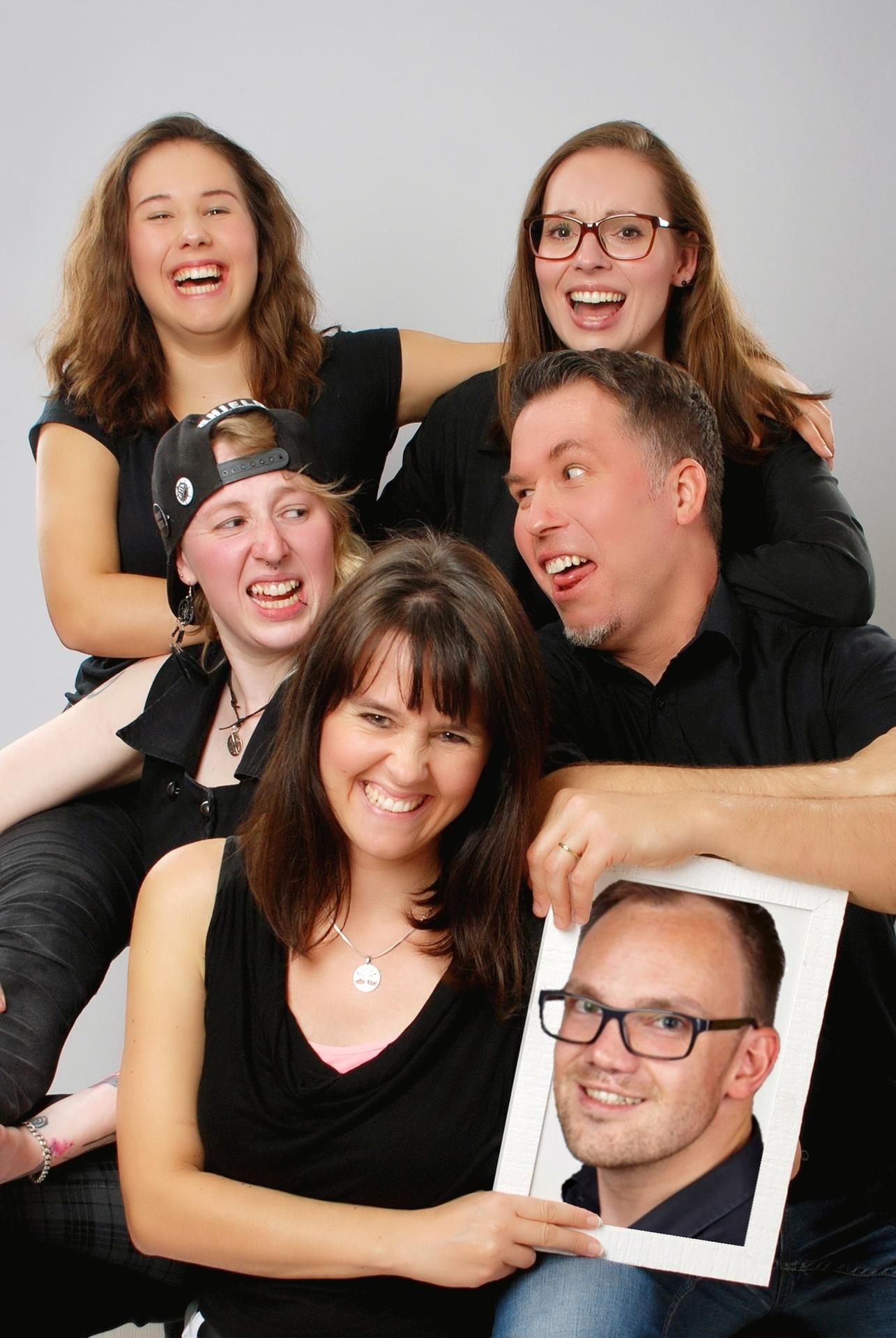 Es darf gelacht werden beim Kabarett „Bienenstich“ - auf und hinter der Bühne