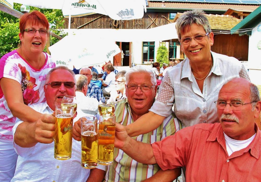 Wein für die Damen, Bier für die Herren: Barbara und Axel Eberwein, Rudi und Roswitha Waldeck und Herbert Schönfuß (von links).
