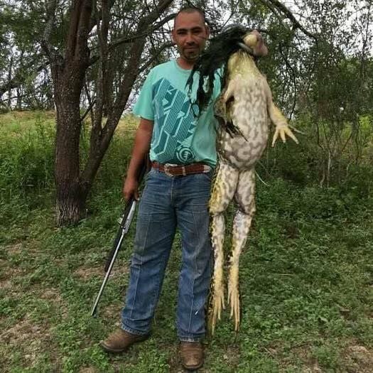 Der Texaner Markcuz Rangel posiert stolz mit seinem Fang: Einem gigantischen Frosch.