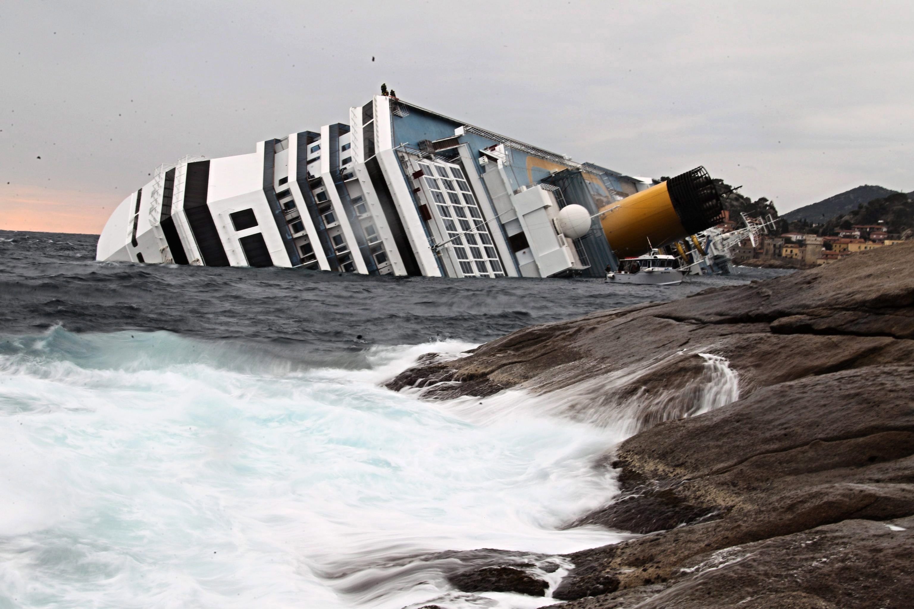 Nach dem Unfall der Costa Concordia im Januar 2012 pilgerten Tausende Schaulustige zur Insel Giglio.