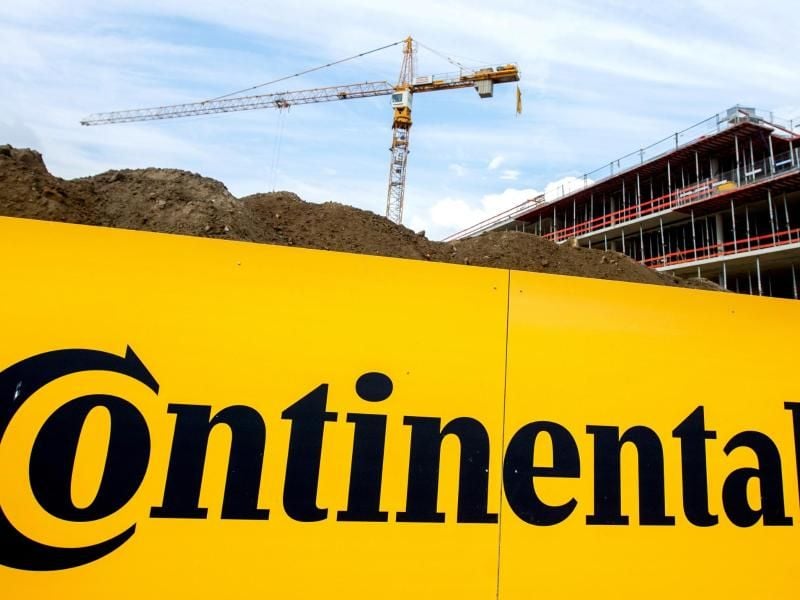 Ein Baukran steht auf einer Baustelle, vor der das Logo von Continental zu sehen ist. Foto: Hauke-Christian Dittrich