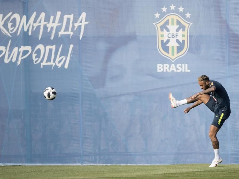 Neymar ist auch beim Training gut drauf. Foto: Fei Maohua/Xinhua