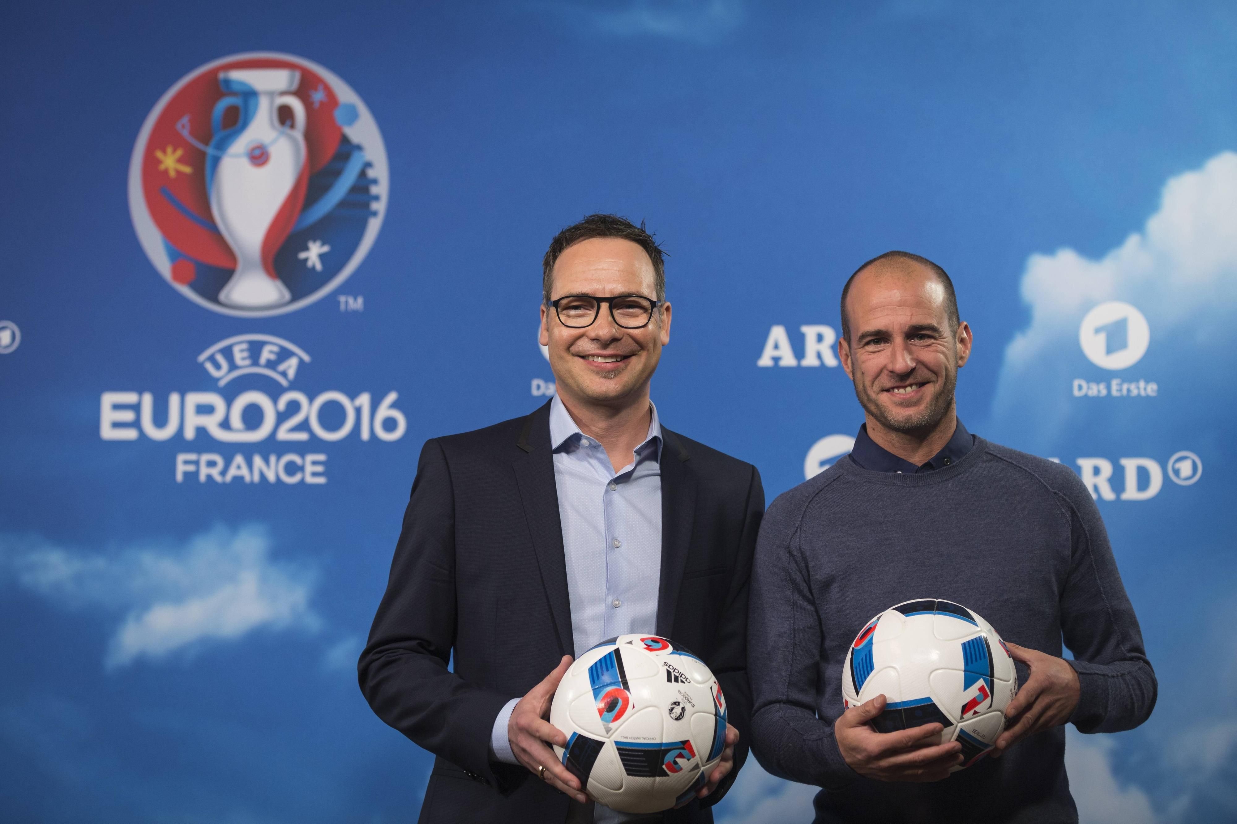 ARD-Moderator Matthias Opdenhövel (l.) und TV-Experte Mehmet Scholl