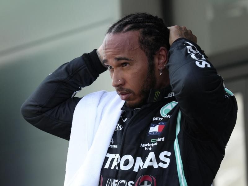 Lobt die Einstellung und die Leistungsbereitschaft von Mick Schumacher: Lewis Hamilton. Foto: Albert Gea/Pool Reuters/AP/dpa