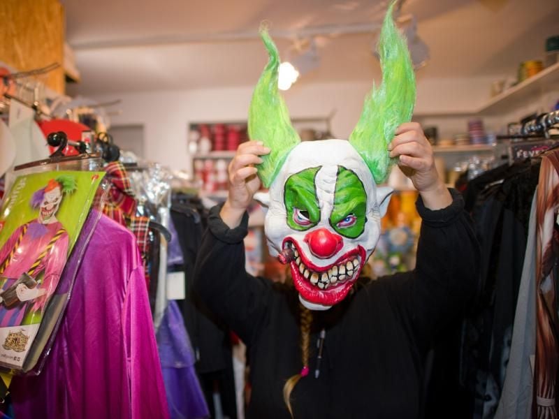 Nach Kaufhof streicht nun auch Karstadt Horror-Clown-Masken aus dem Sortiment. Foto: Julian Stratenschulte