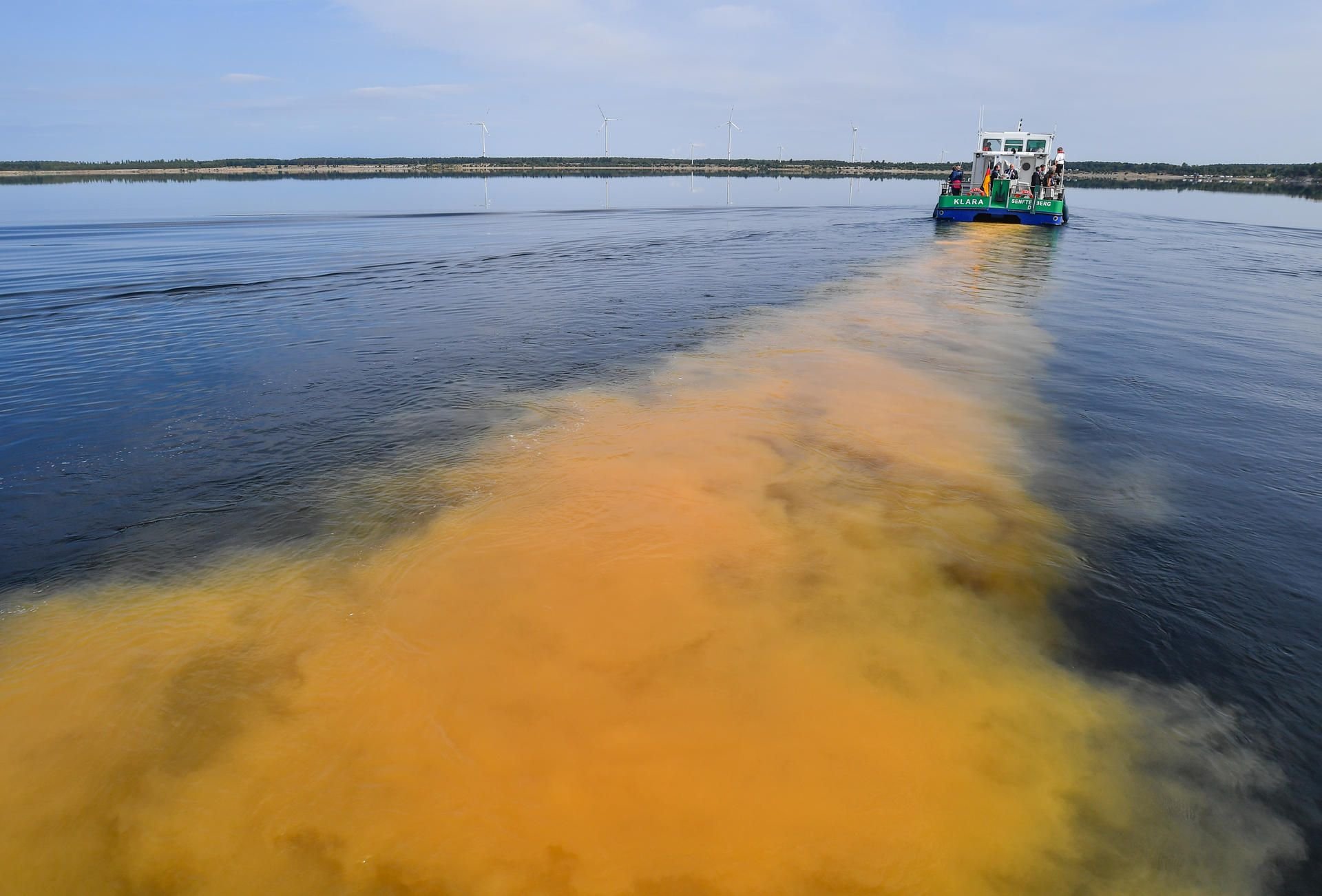 Kalk ist im Wasser des Partwitzer Sees hinter dem Wasseraufbereitungsschiff der Lausitzer und Mitteldeutsche Bergbau-Verwaltungsgesellschaft unweit von Geierswalde zu sehen. Bei Leipzig sollen jetzt drei Seen gekalkt werden.
