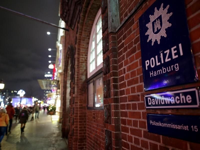 Passanten gehen in Hamburg an der Polizeistation „Davidwache” vorbei. Foto: Axel Heimken/Archiv