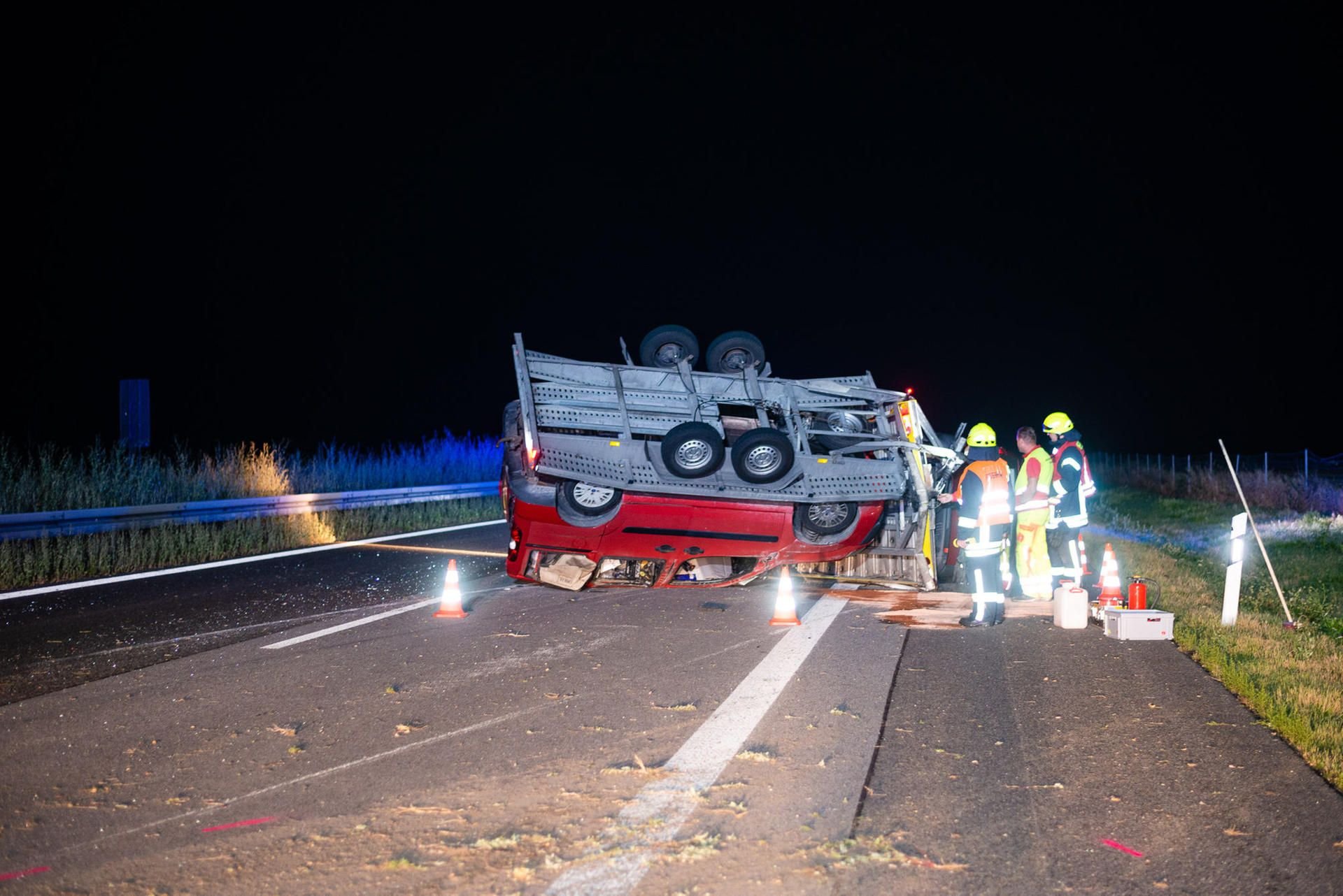 Der Anhänger des Autotransporters überschlug sich.