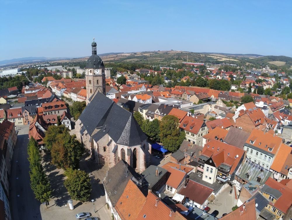 Die Sangerhäuser Jacobikirche aus der Vogelperspektive.