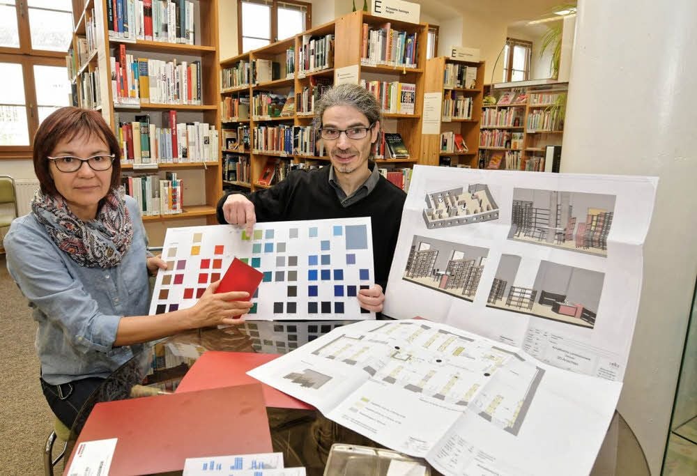 Sabine Lori und Adrian La Salvia zeigen die Umbaupläne und das Farbkonzept für die erste Etage.