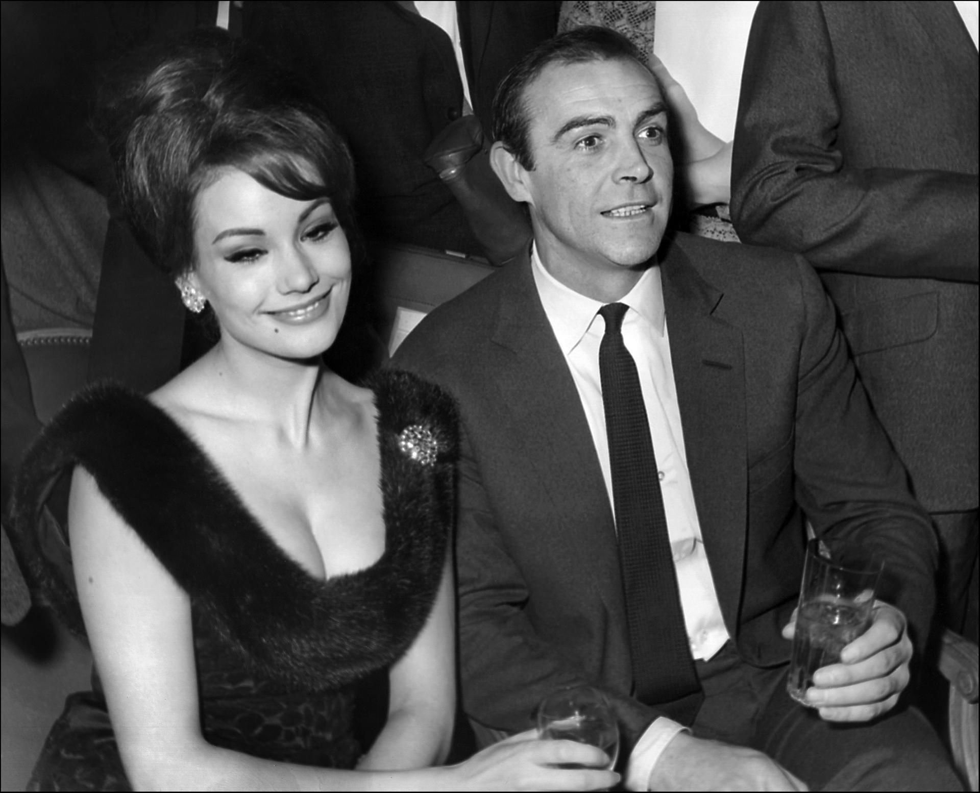Claudine Auger neben Sean Connery