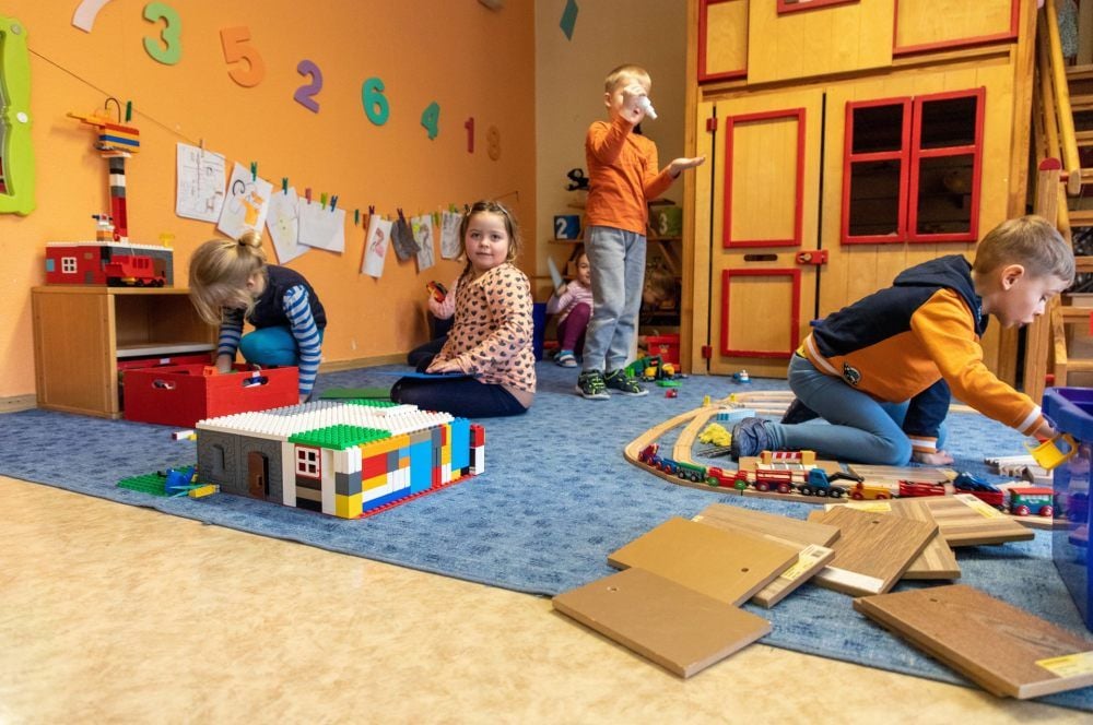 In der Kita „Spielkiste“ in Köthen werden die Mädchen und Jungen von derzeit 13 Mitarbeitern betreut. Die „Spielkiste“ ist damit die kleinste kommunale Kindereinrichtung der Stadt.