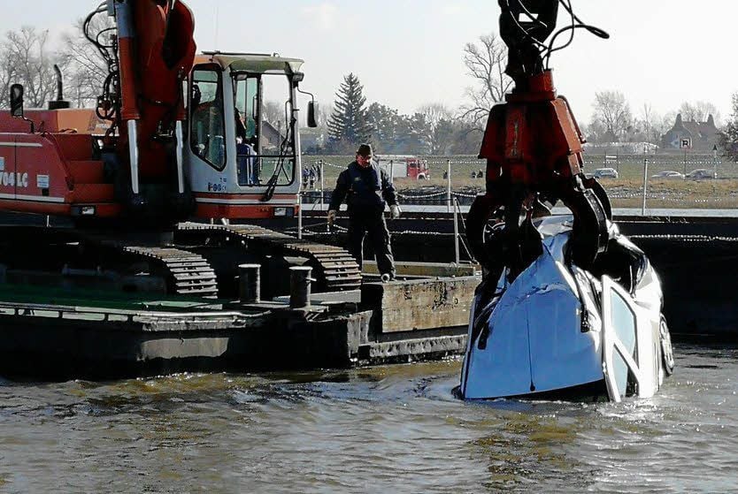 Das Auto ist am Freitag gegen Mittag aus der Elbe geborgen worden.