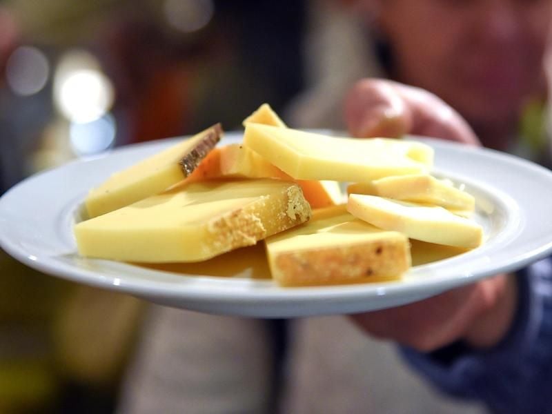Bildet sich ein Hauch von Schimmel auf Hartkäse, muss nicht gleich das ganze Stück entsorgt werden. Foto: Britta Pedersen