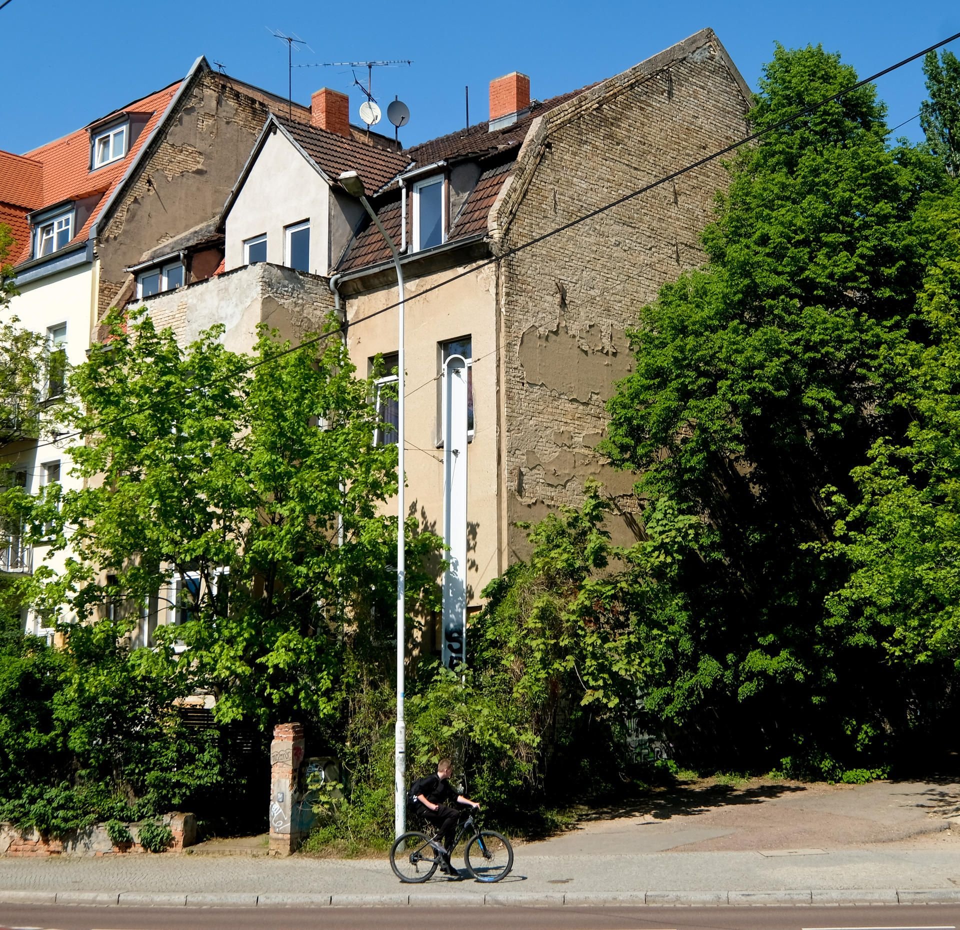 Ein Dieb ist aus dem rechten Gebäude in der Reilstrasse abgestürzt.