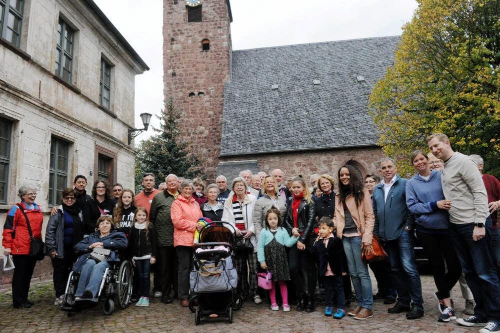 Familienbild: Die Teilnehmer des Familientreffens vor der Kirche in Kelbra, wo das Familienwappen zu finden ist