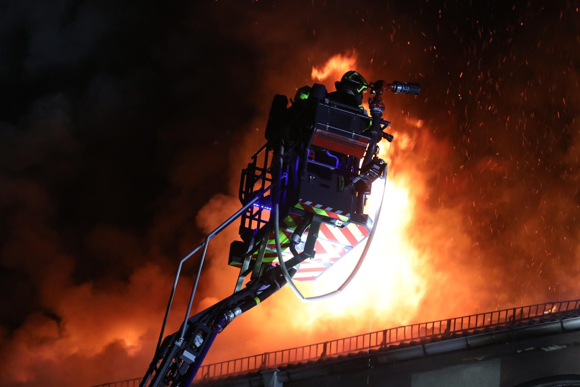 Löscharbeiten in Gera: Am Abend war ein Feuer in einem leerstehenden Haus gegenüber dem Hauptbahnhof ausgebrochen.