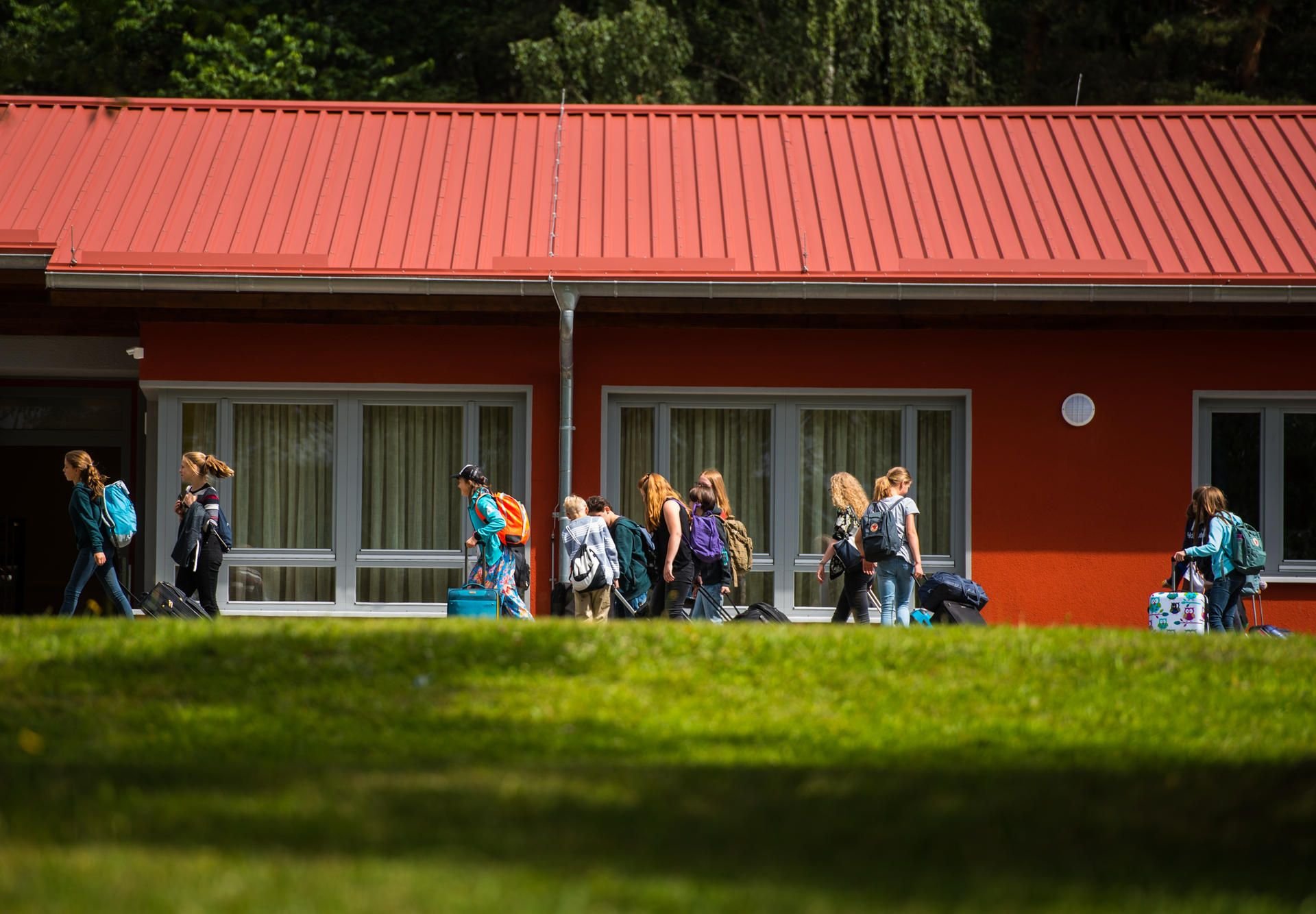 Zum ersten Mal ohne die Eltern: Die erste Klassenfahrt kann für Kinder, aber auch für Eltern, schwer werden.