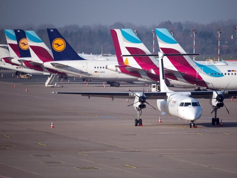 Flugzeuge von Lufthansa und Eurowings stehen auf dem Vorfeld eines Flughafens. Foto: Federico Gambarini/dpa/Archivbild