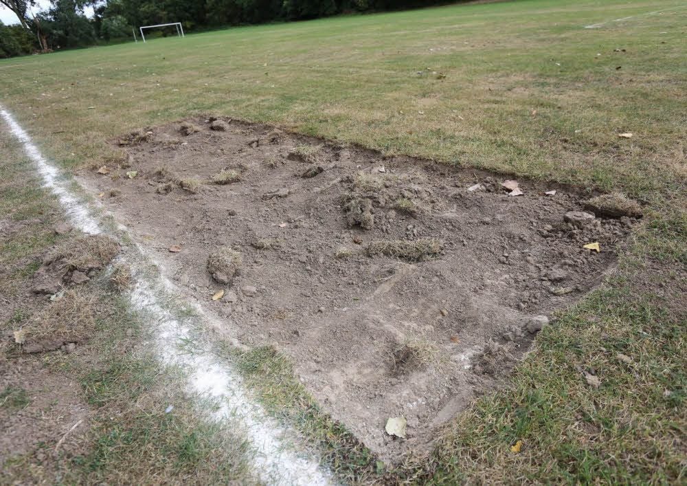 Sechs Quadratmeter des Fußballplatzes fehlen - wurden geklaut.