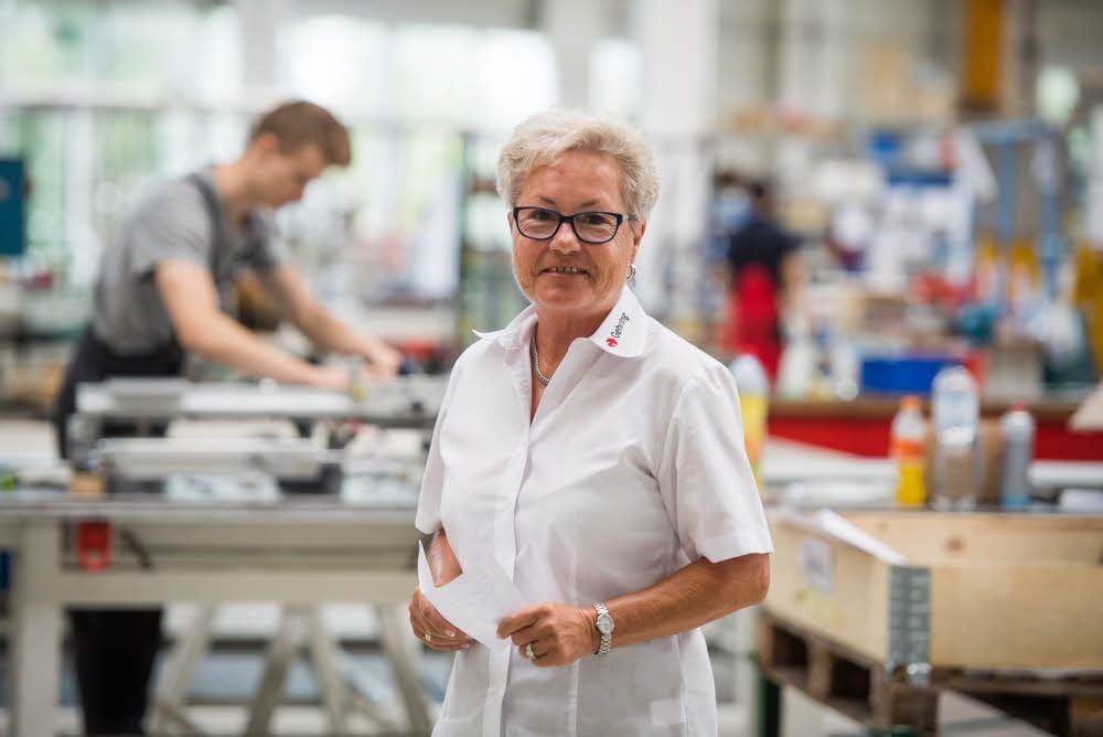 Jeden Tag in den Werkshallen unterwegs: Prokuristin Petra Reinsberger. Die 60-Jährige verabschiedet sich in Kürze in den Ruhestand.