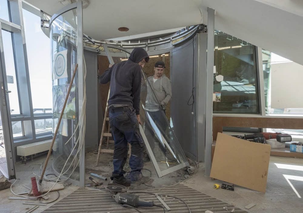 Die runde Eingangstür muss weg. Der Ausbau ist jedoch so aufwendig, dass das Brockenhaus dafür erstmals längere Zeit geschlossen bleibt.