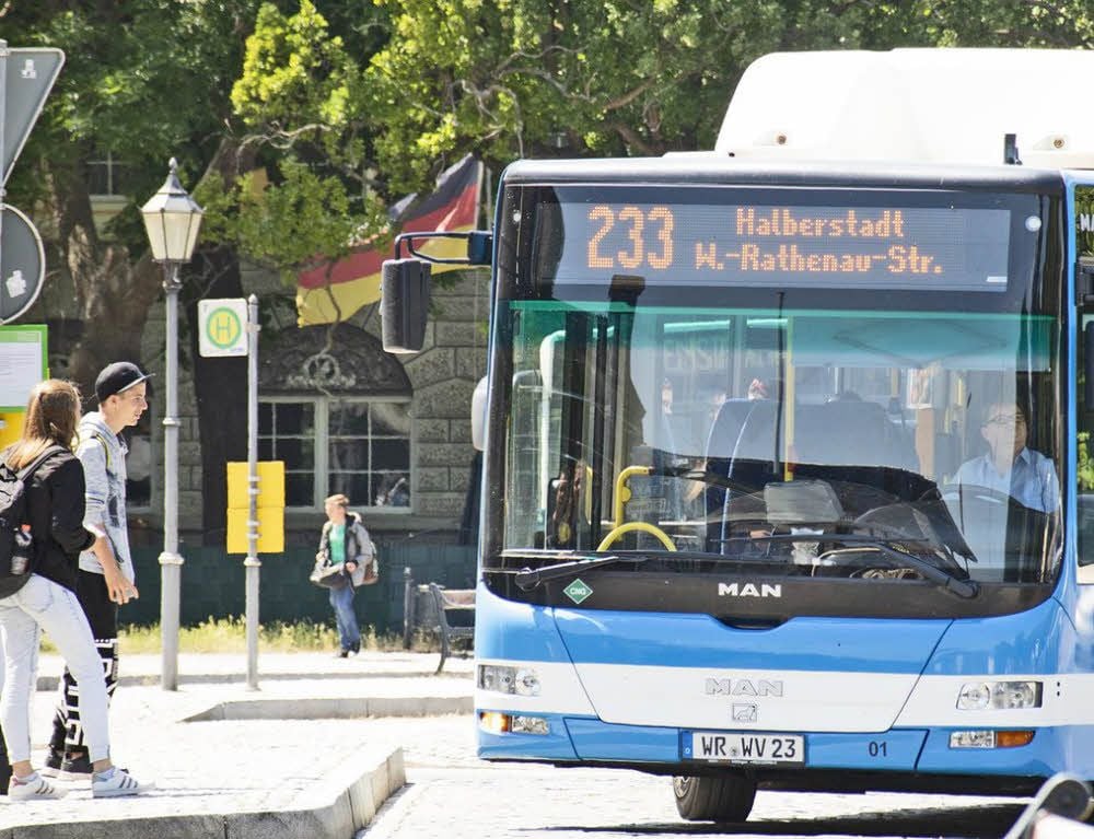 Der Bus kommt! Am Bahnhof in Quedlinburg fährt die Linie 233 nach Halberstadt ein.