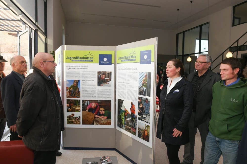 Silke Strauch von der Deutschen Stiftung Denkmalschutz stellt die Ausstellung zum Thema Jugendbauhütten vor.