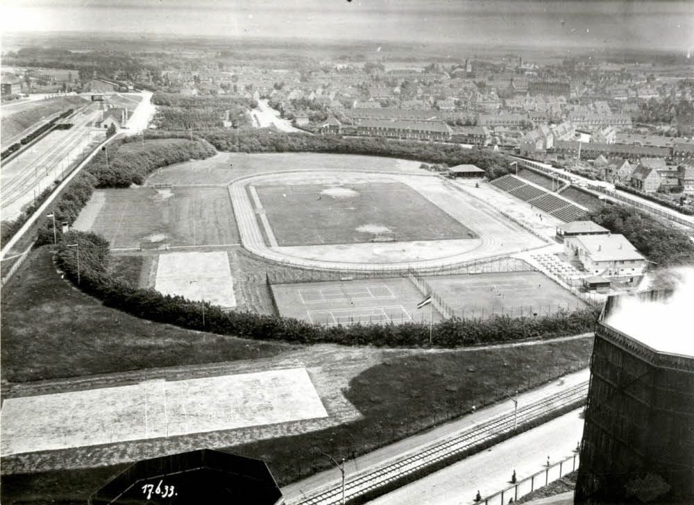 Das Leunaer Stadion an der Spergauer Straße wirkte gigantisch groß, dabei bot es auf der Tribüne aber nur 5.000 Zuschauern Platz.