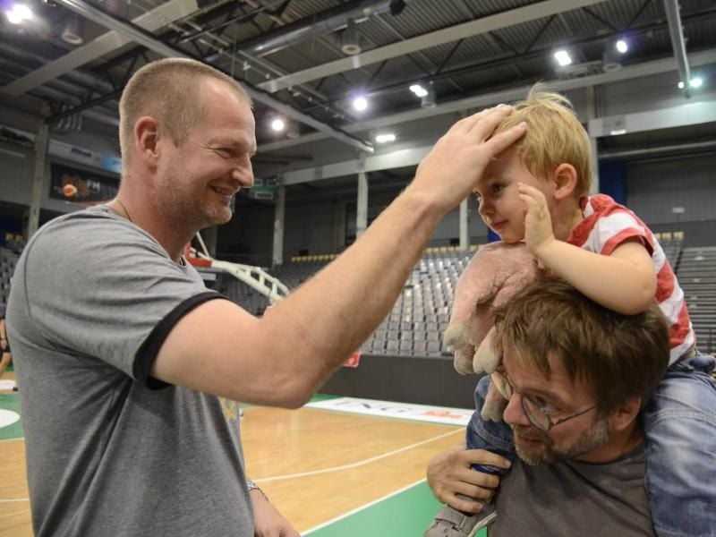 DBB-Coach Henrik Rödl begrüßt in Trier einen jungen Fan. Foto: Harald Tittel