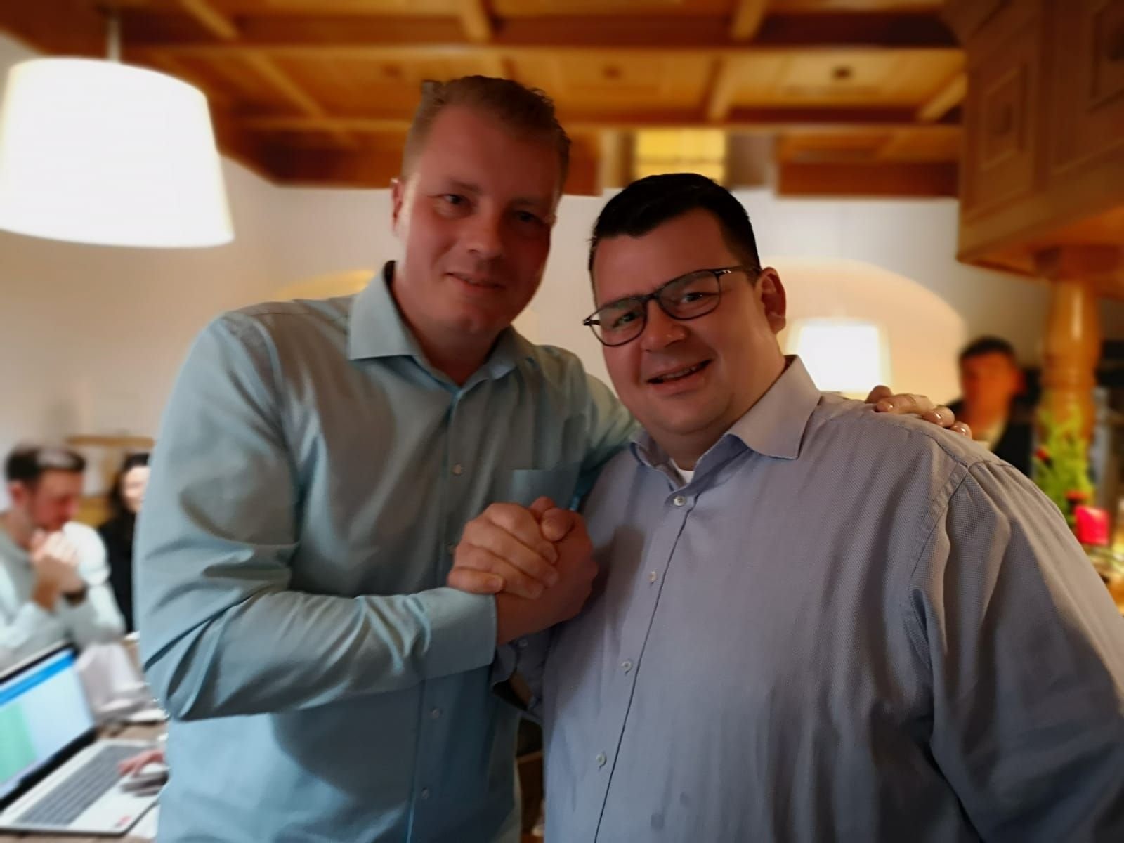 Bürgermeisterwahl Eisleben: Andreas Gräbe (rechts), Vorsitzender CDU Stadtverband, gratuliert Carsten Staub.