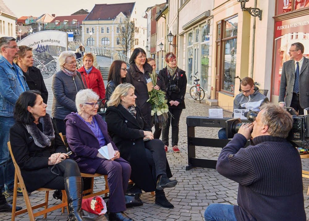 Ehrengäste der Verlegung der Stolpersteine waren Shlomit Oren (sitzend Mitte), Enkelin von Sally Lewy, und ihre beiden Töchter.
