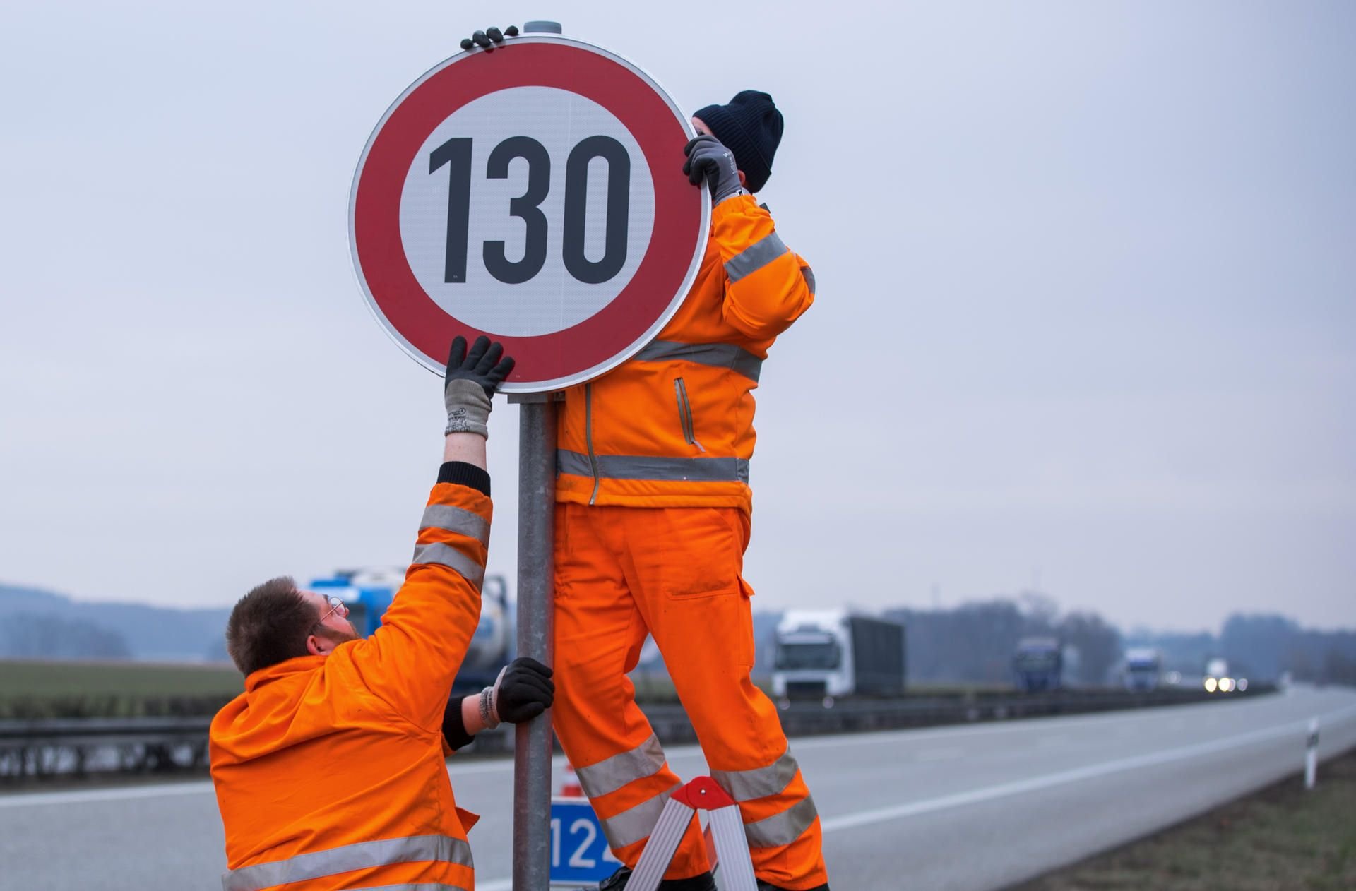 Straßenwärter Wolfgang Siegel montiert an der Autobahn A24 in der Nähe von Suckow eine Verkehrsschild mit der Geschwindigkeitsangabe 130 Stundenkilometer.