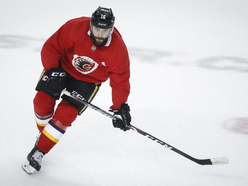 Tobias Rieder spielt in der NHL für die Calgary Flames. Foto: Jeff Mcintosh/The Canadian Press/AP/dpa