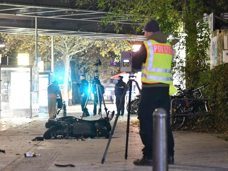 Ein Polizeibeamter sichert in Berlin am Wilhelmsruher Damm Spuren. Dort war der Fahrer eines Mietwagens auf eine Menschengruppe zugerast. Foto: Paul Zinken