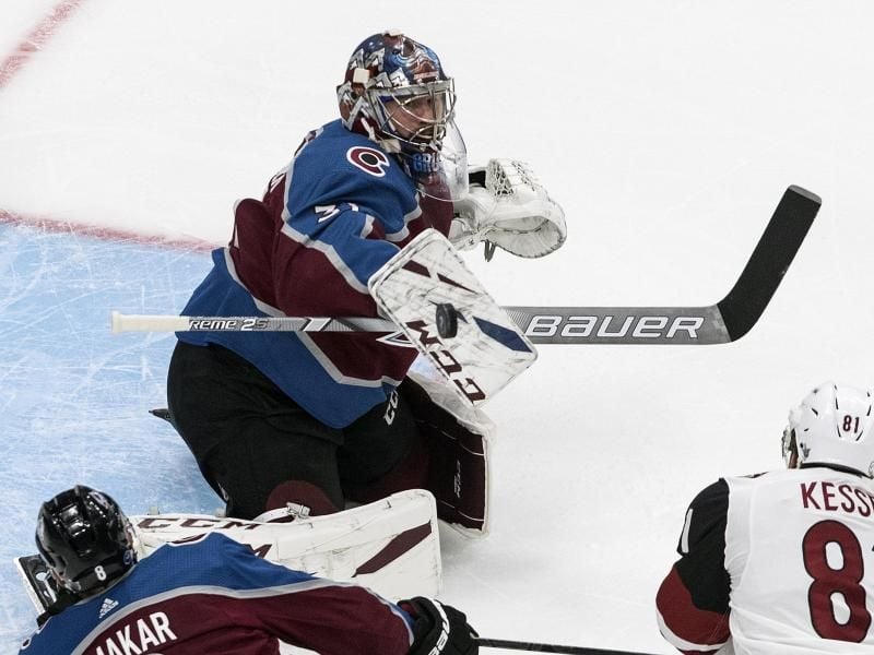 Philipp Grubauer (M) von den Colorado Avalanche in Aktion. Grubauer bekam nur 14 Schüsse auf sein Tor. Foto: Jason Franson/The Canadian Press/AP/dpa