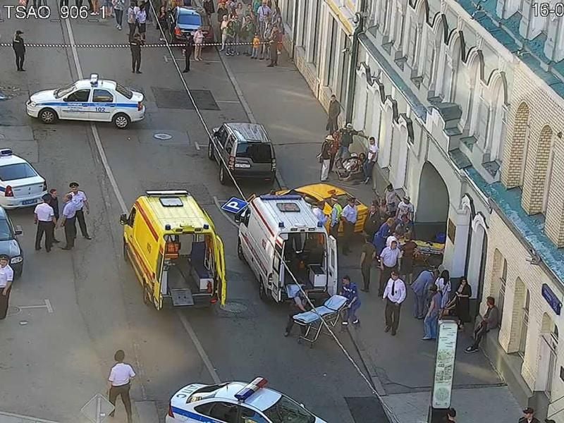 Ein Taxi war in Moskau in der Nähe des Roten Platzes in eine Gruppe Passanten gefahren. Foto: Uncredited/Moscow Traffic Control Center Press Service