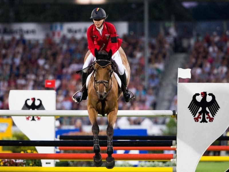 Laura Klaphake überspringt im Sattel von Catch me if you can old ein Hindernis. Foto: Rolf Vennenbernd