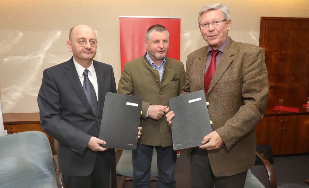 Markus Klatte von der Kreissparkasse, Landrat Uwe Schulze und Helmut Hartmann vom Kreissportbund nach der Vertragsunterzeichnung.