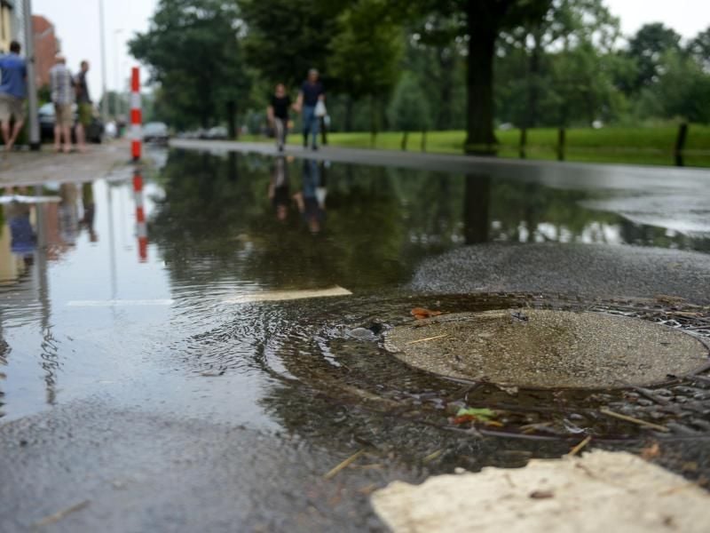 Läuft die Kanalisation voll und es kommt zu Schäden im Haus, springt nicht automatisch die Hausrat- und Wohngebäudeversicherung ein. Foto: Caroline Seidel