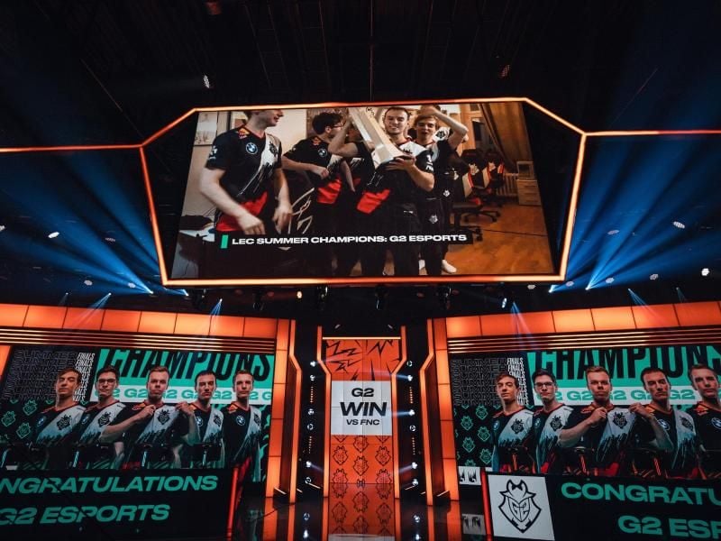 Zwar spielten die Teams nicht vor Ort, dennoch durfte G2 am Ende verdient die Trophäe in die Luft heben. Foto: Riot Games/dpa