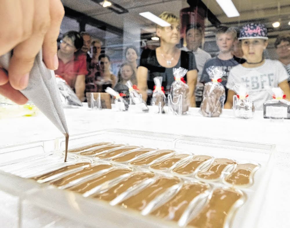 Sieht einfacher aus als es ist: Die Schokozungen werden vor den Augen der Besucher in Handarbeit in ihre Formen gegossen.