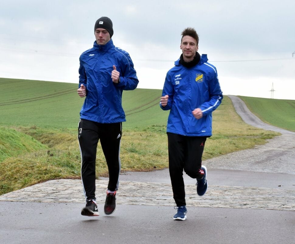 Die SSC-Fußballer Erik Scherbaum und Scott Rabe (v.l.) sollen mit ihren Teamkollegen bis Ende Januar ganze 1.668 Kilometer zu Fuß zurücklegen.
